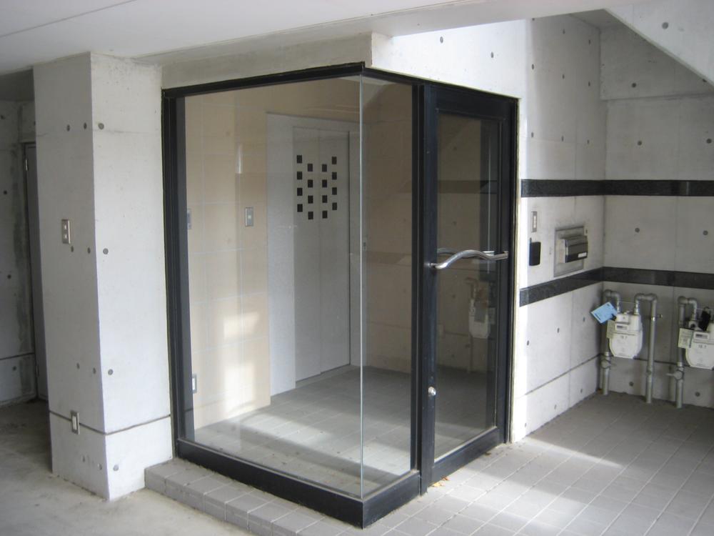 Other local. Elevator entrance