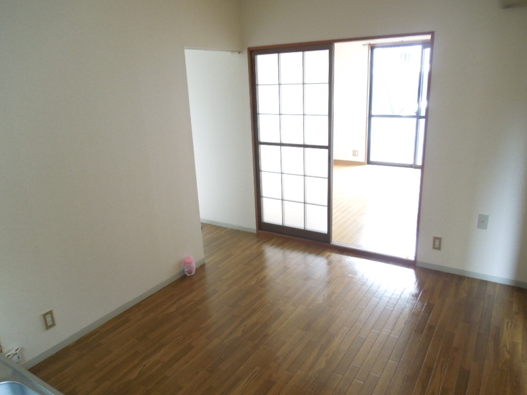 Living and room. Image (It is a photograph of the 102 in Room)