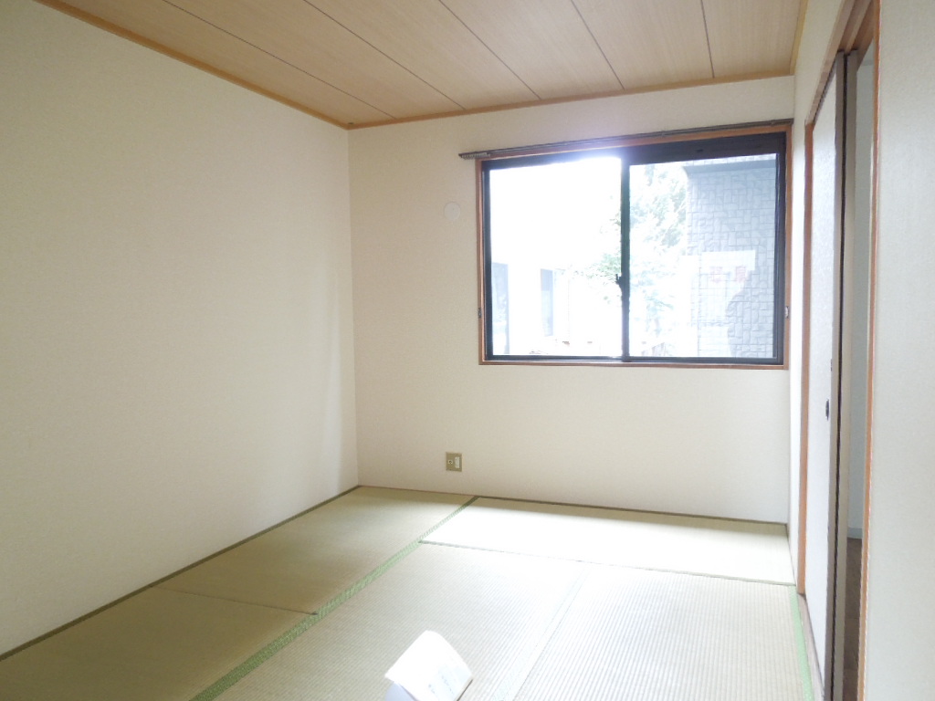 Living and room. Image (It is a photograph of the 102 in Room)