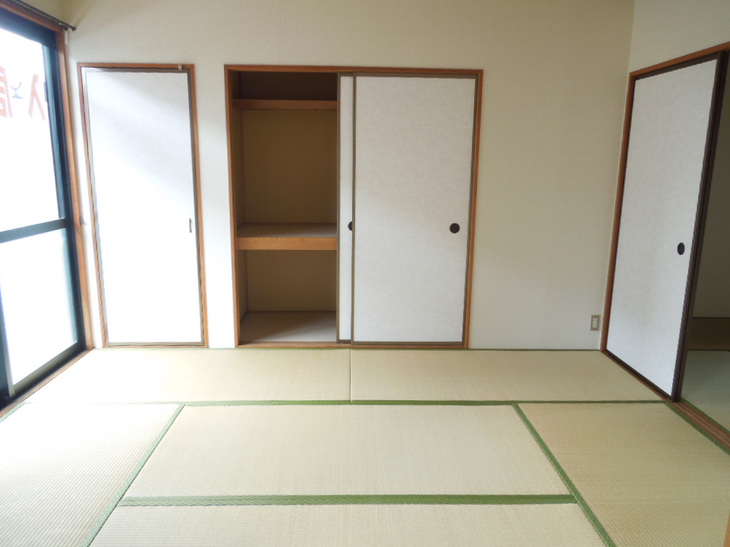 Living and room. Image (It is a photograph of the 102 in Room)