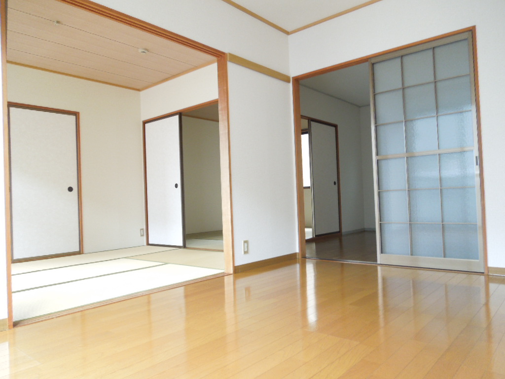 Living and room. South Western-style (It is a photograph of the 102 in Room)