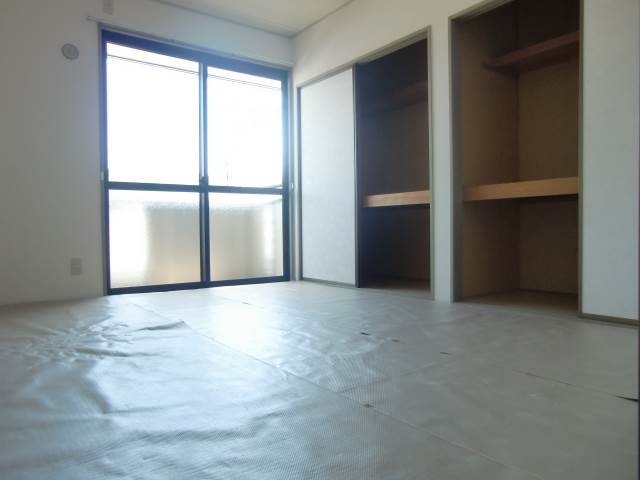 Other room space. Sunny!