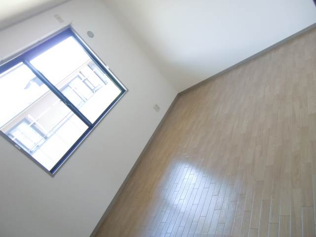 Other room space. Sunny! !