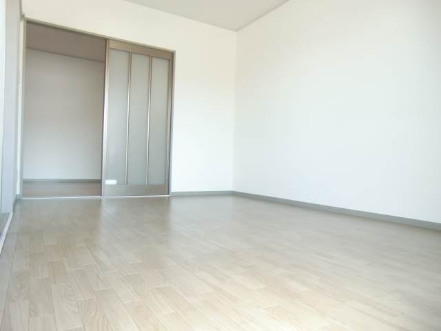Living and room. Spacious room!