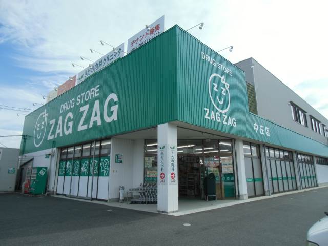 Dorakkusutoa. Zaguzagu middle. Shops 783m to (drugstore)