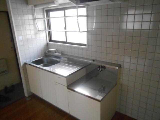 Kitchen. Kitchen! Gas stove can be installed!