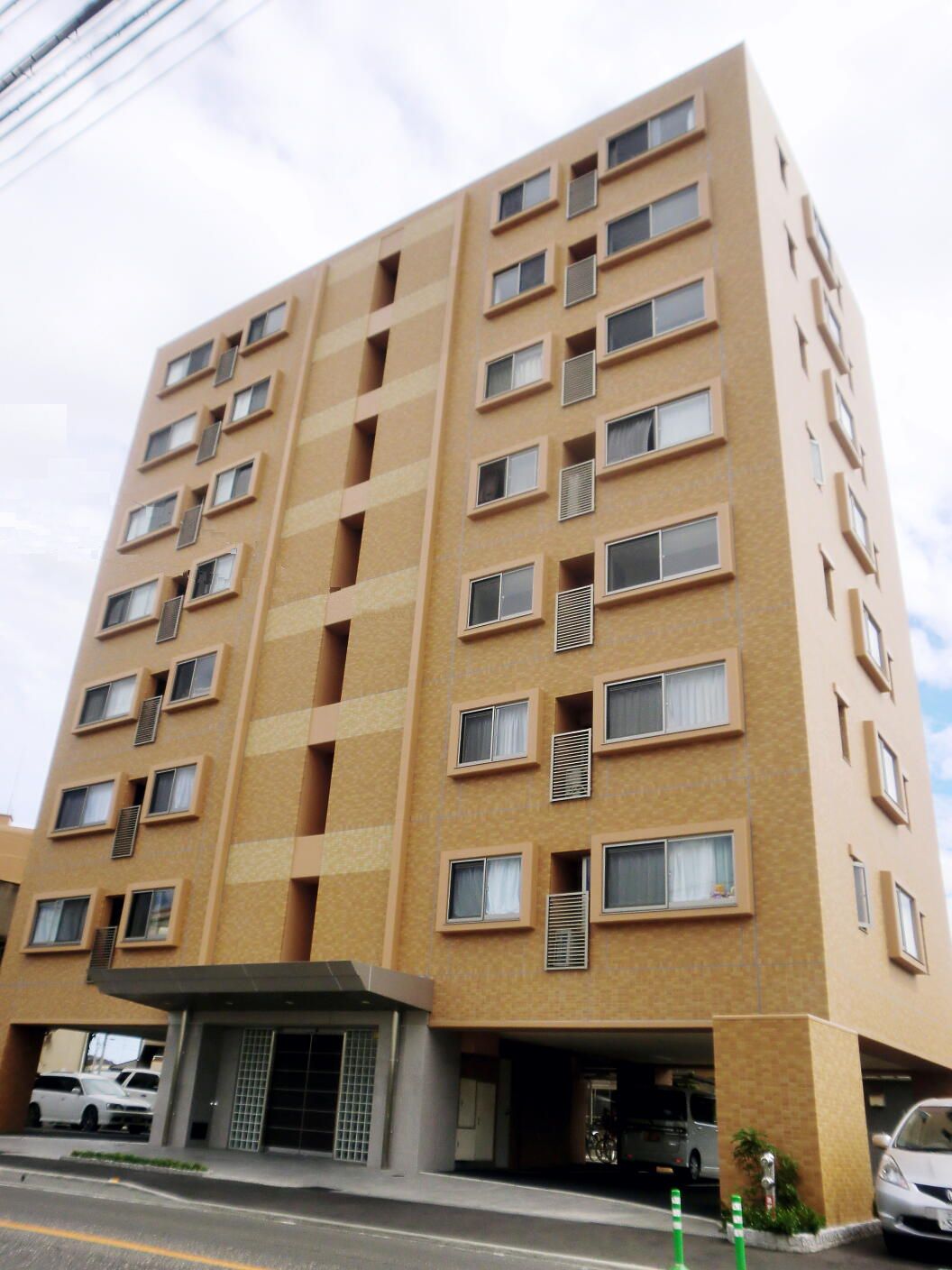 Building appearance. Major sale condominium manufacturer construction