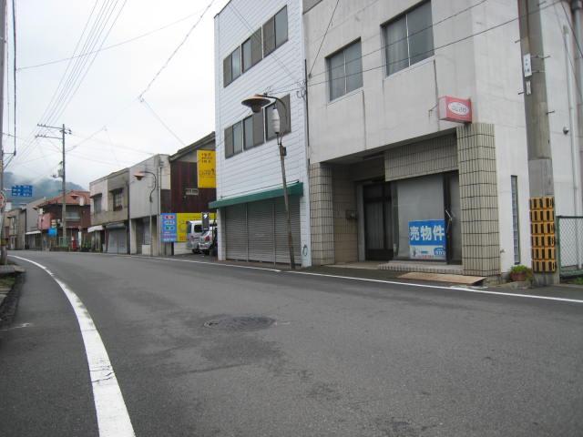 Local photos, including front road. Local (March 2012) shooting