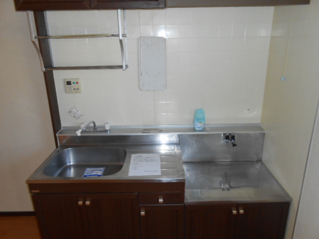 Kitchen. Kitchen! Gas stove can be installed!
