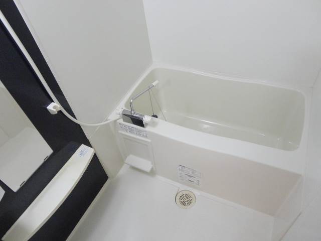 Bath. Wide cool bath! !