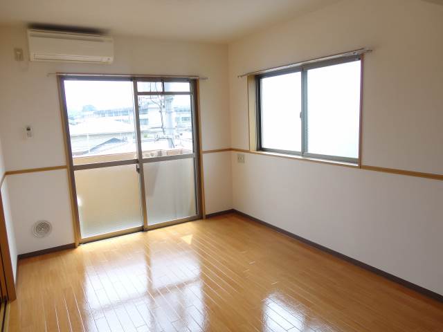 Living and room. A bright room with two-sided lighting ☆