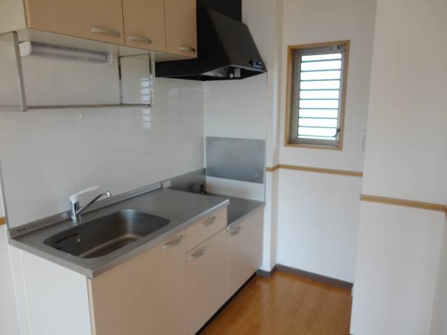 Kitchen. It comes with a window in the kitchen ☆