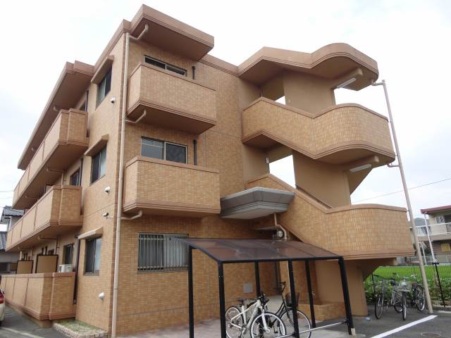 Building appearance. 3-story condominium ☆