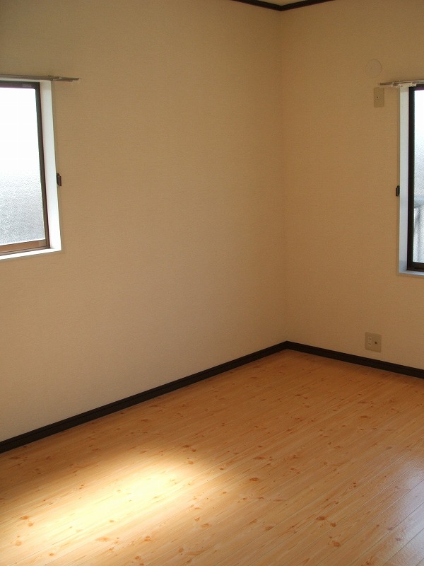 Living and room. Sunny!  Western style room