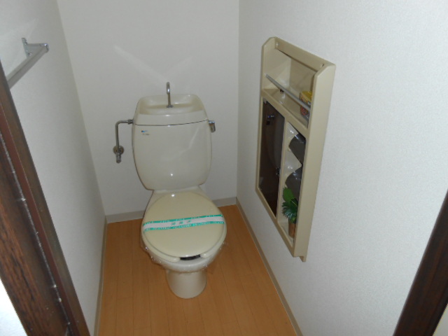 Toilet. Toilet! There is a shelf next to!