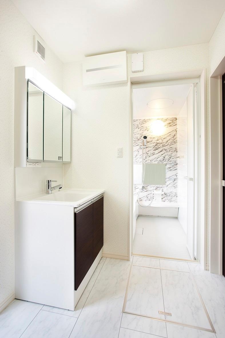 Wash basin, toilet. Chic also washstand white to keynote