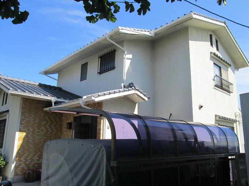 Local appearance photo. It is a reinforced concrete. It is with a car port