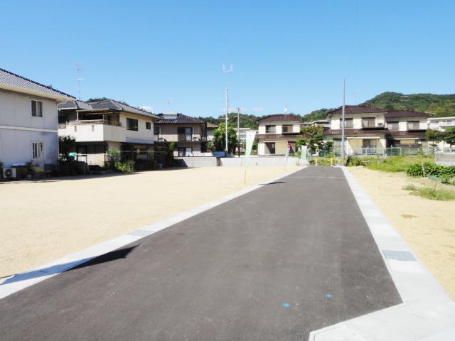 Local photos, including front road. Local (September 2012) shooting