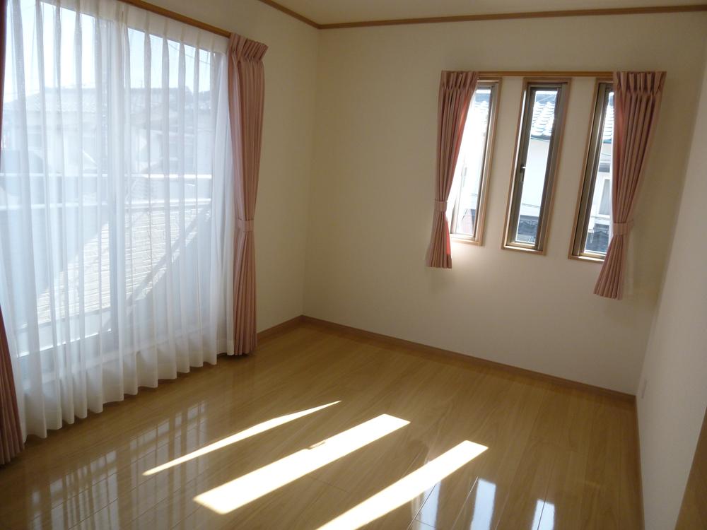 Non-living room. Cute Western-style in a pink curtain