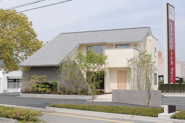 Model house photo. Kojima exhibition hall appearance (March 2011) a large roof is eye-catching. Life-size of the house is easy to image the living. It may differ from the building that can be actually building