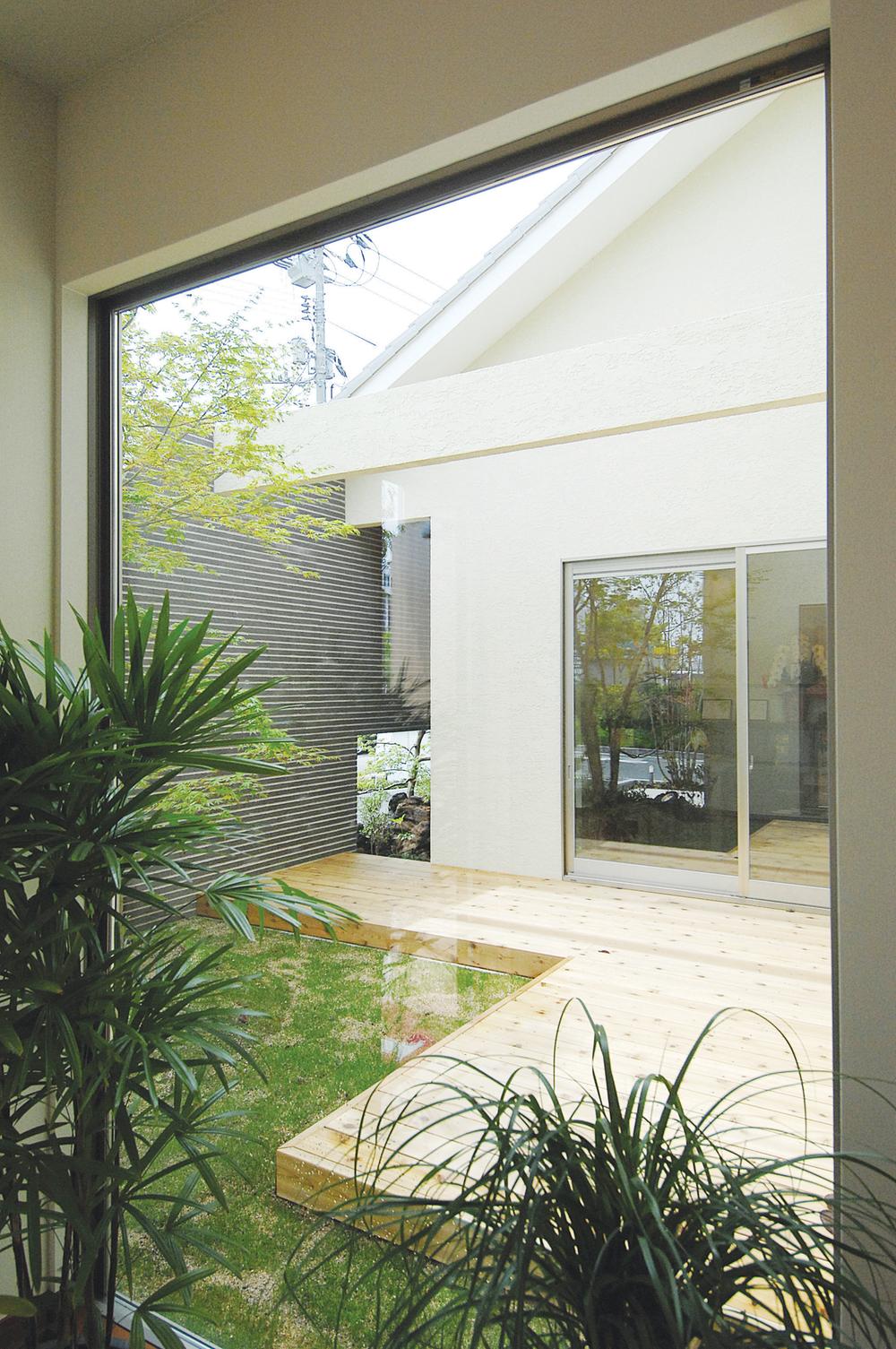 Model house photo. Kojima exhibition hall kitchen next to the window (March 2011)