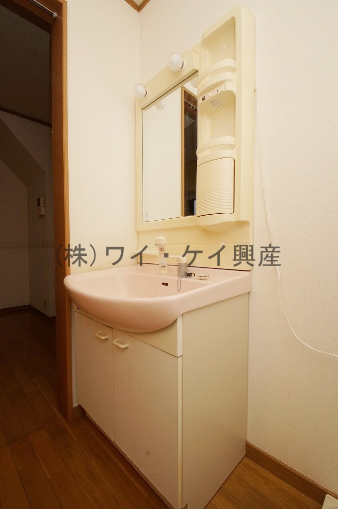 Washroom. Independent wash basin with shampoo dresser ☆