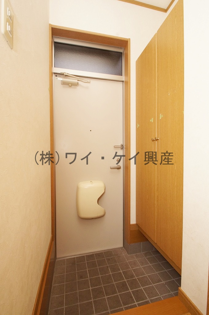 Entrance. Also seeds box large capacity ◎