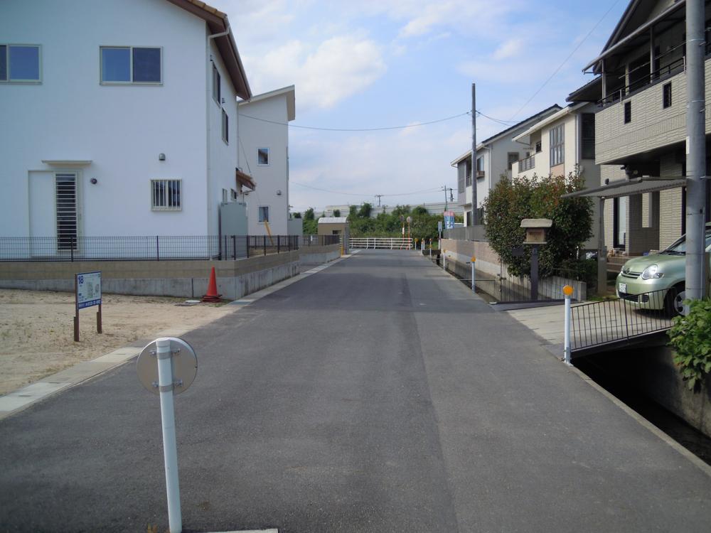 Local photos, including front road. Local is a photo.