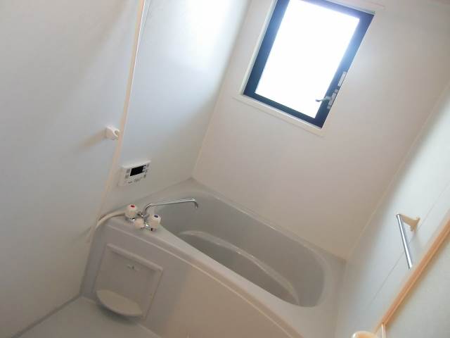 Bath. With bathroom window!
