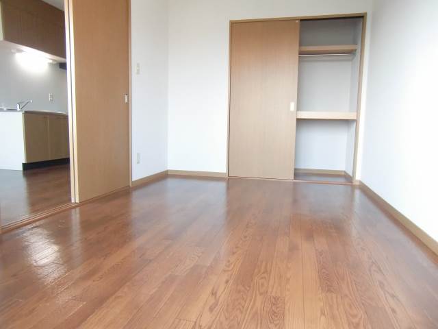 Living and room. Flooring ☆