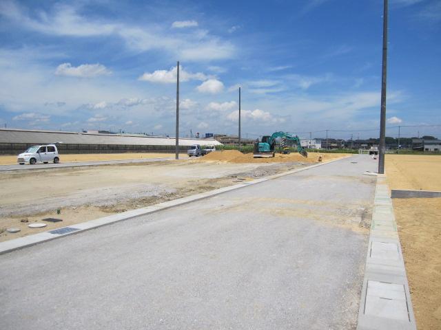 Local photos, including front road. Housing complex in the road is located in spacious 6.0m.