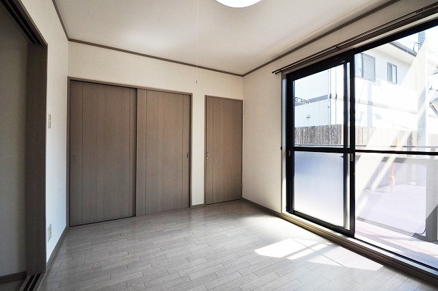 Living and room. Cozy space in advance bed!