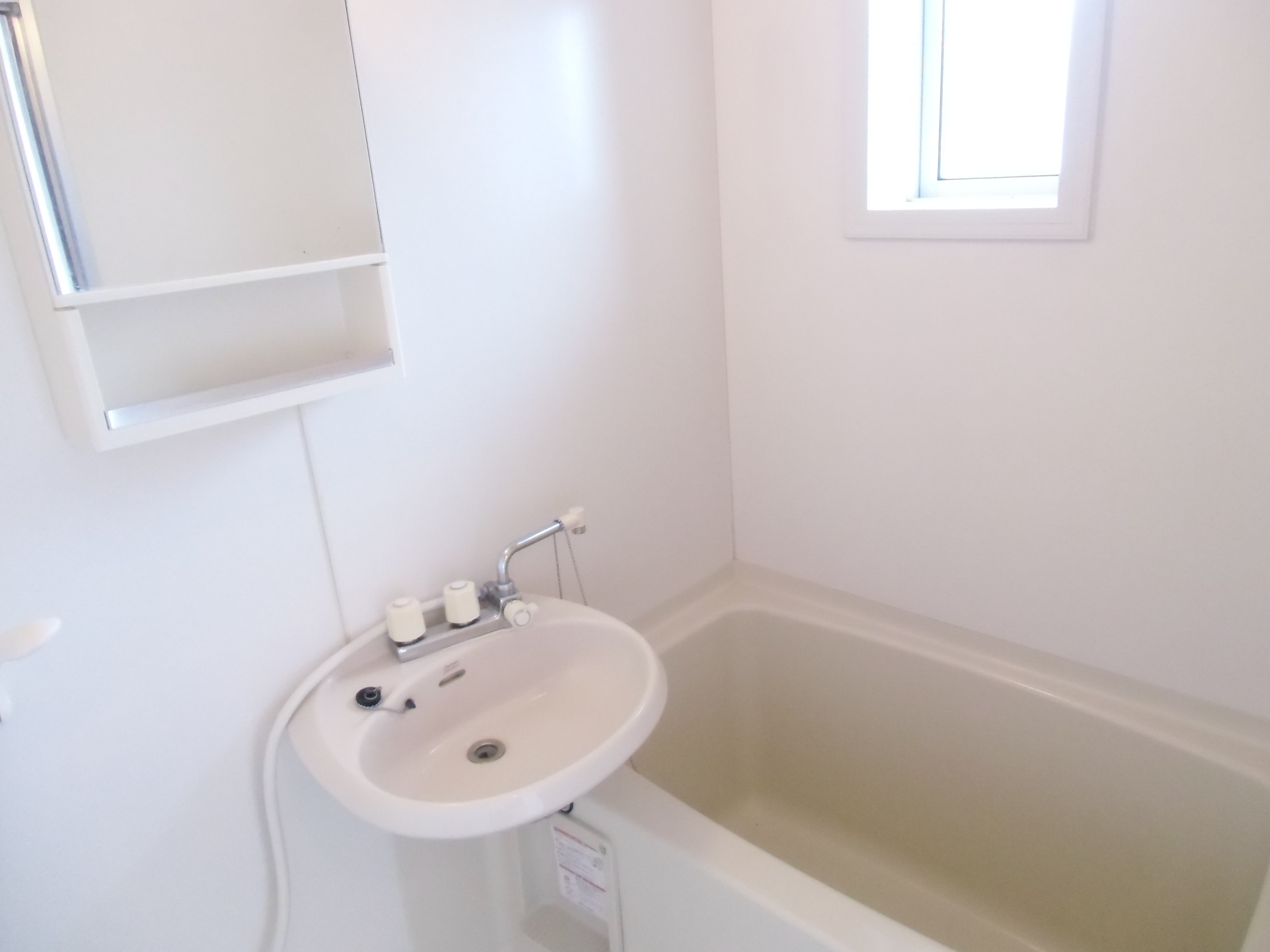 Bath. ☆ There is a window in the bath ☆