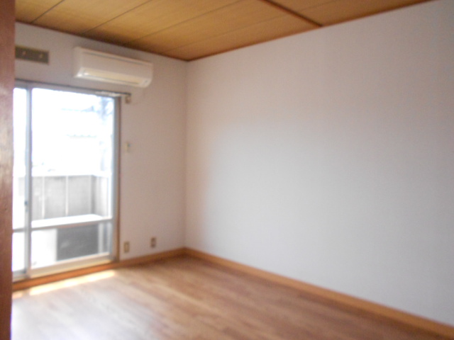 Living and room. Western-style is 6 Pledge!