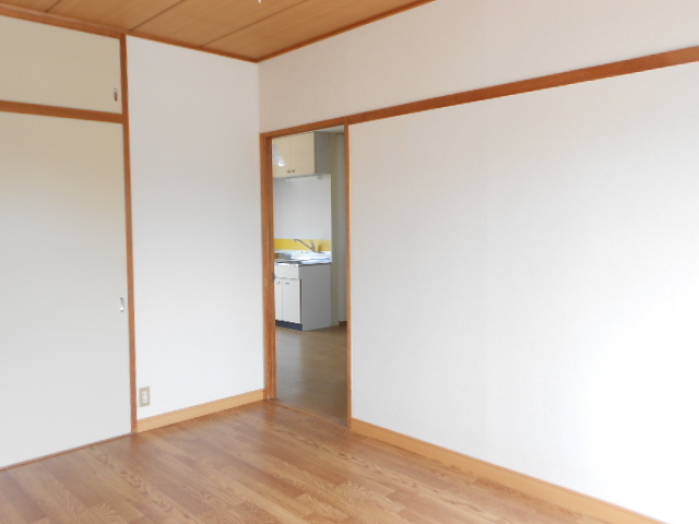 Living and room. Western-style is 6 Pledge!