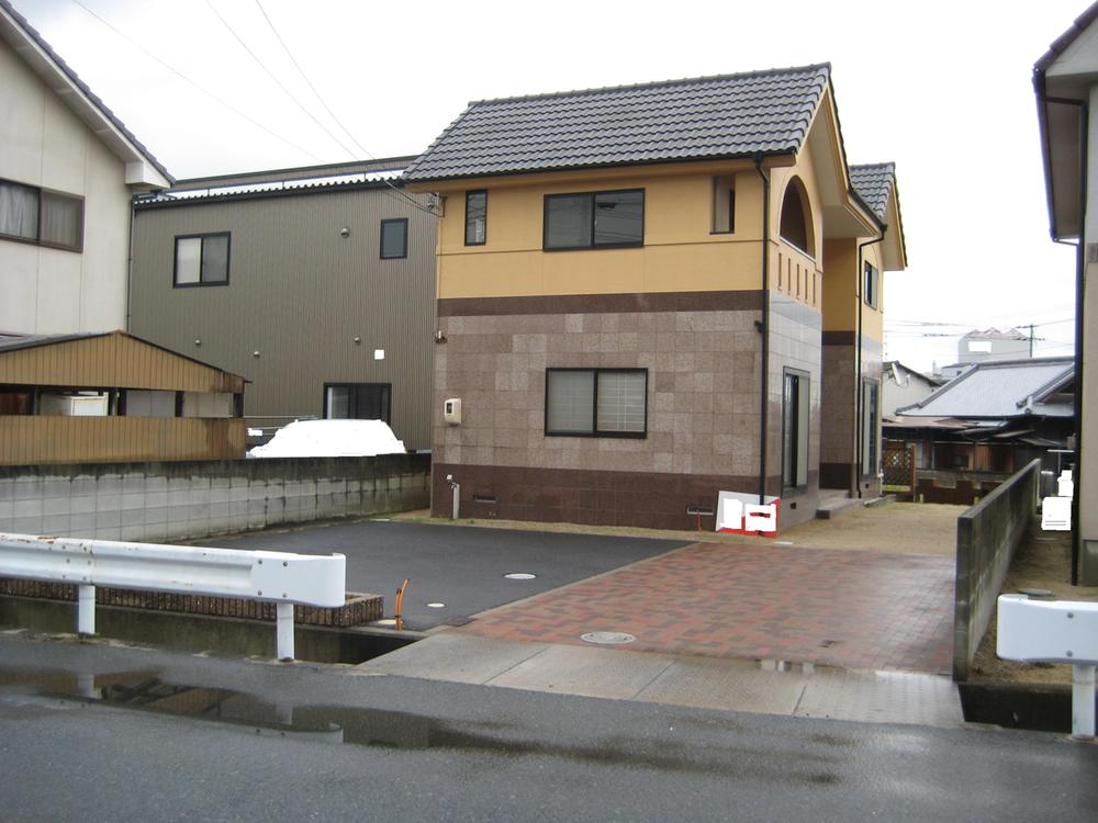 Local appearance photo. From the side of the road