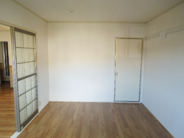Living and room. Western-style is 6 Pledge!