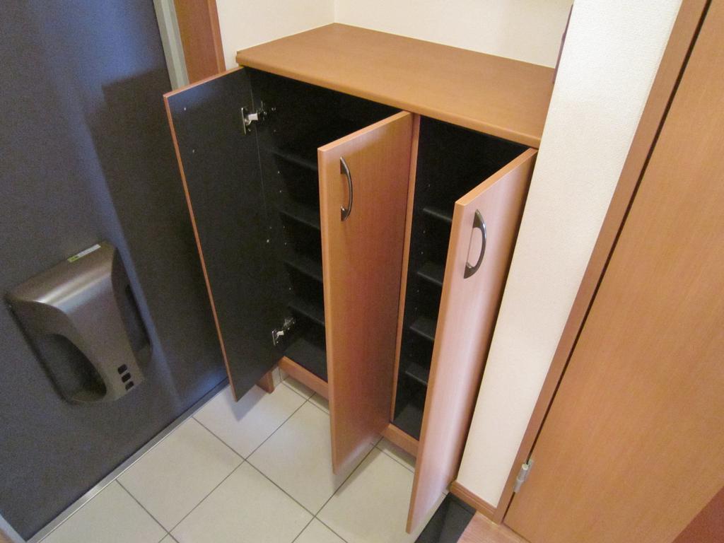 Entrance. ☆ image ☆ Yes shoe box