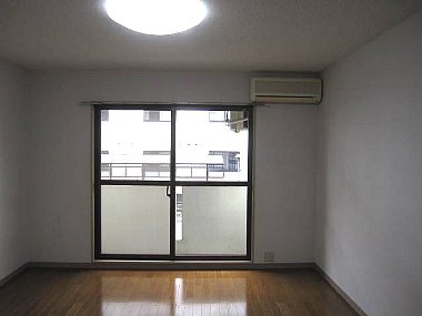 Living and room. ☆ Facing south in the day good ☆