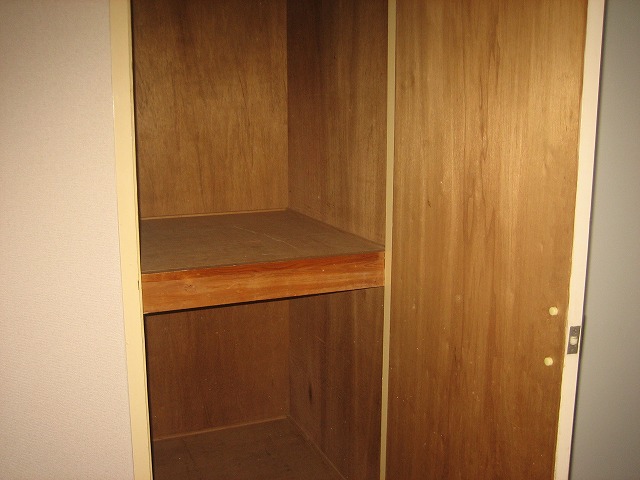Receipt. Storage of living