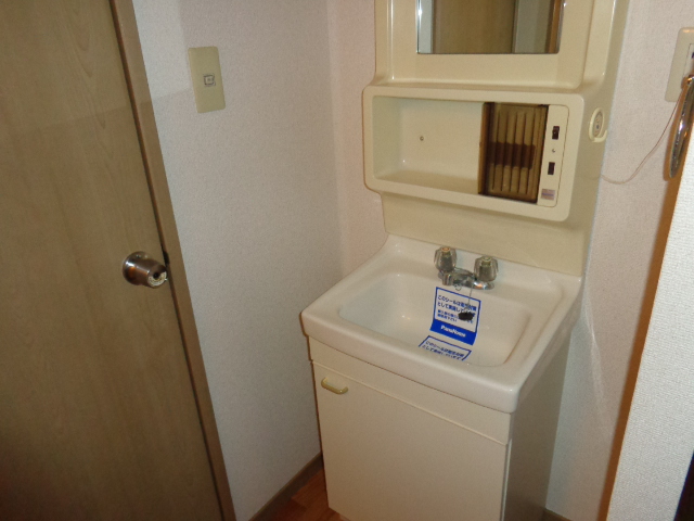 Washroom. Independence is a wash basin (* ^ _ ^ *)