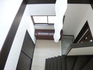 Entrance. Atrium is the entrance. Modern lighting fixture is a photo from the Good sense of fashion UP = 2 floor