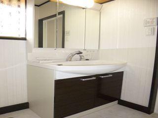 Wash basin, toilet. Vanity shower faucet. The back of the three-sided mirror has become the storage space. Storage capacity is plenty