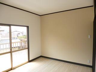 Non-living room. = Nursery = white in a keynote, It finished brighten the whole room with cream-colored warm is to accent Cross