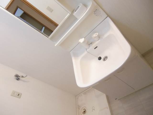 Washroom. Independent wash basin