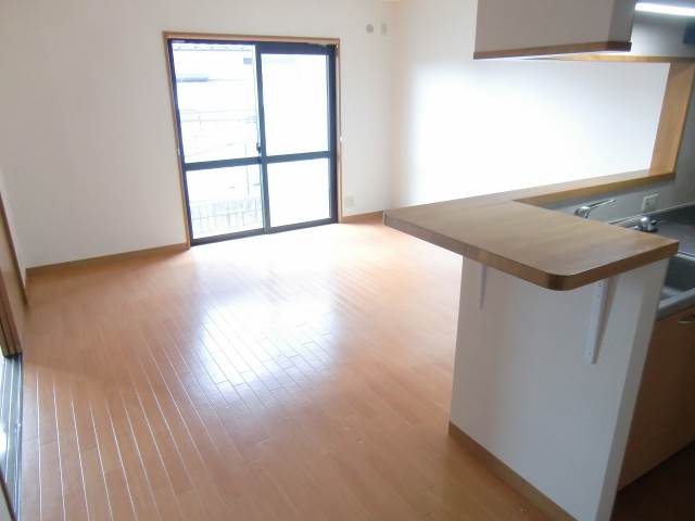 Living and room. ☆ Face-to-face is the kitchen!