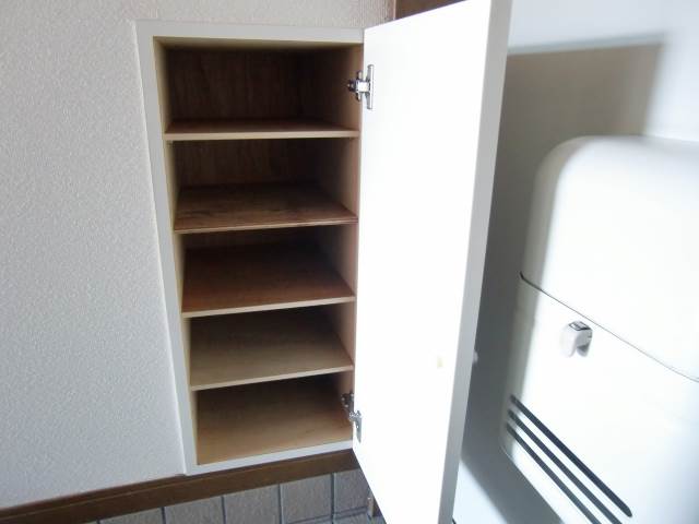 Entrance. ◆ With a shoe box