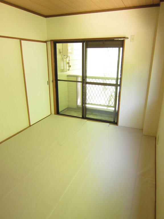 Living and room. (=^ u ^=)(=^ u ^=)
