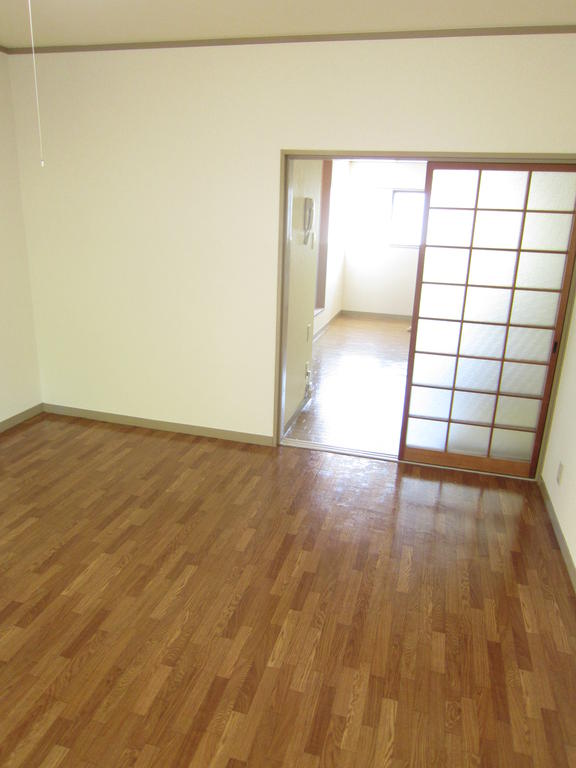 Living and room. (=^ u ^=)(=^ u ^=)