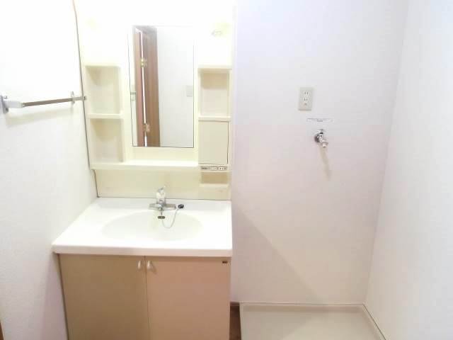 Washroom. ◆ Shampoo Dresser & Indoor Laundry Area ◆